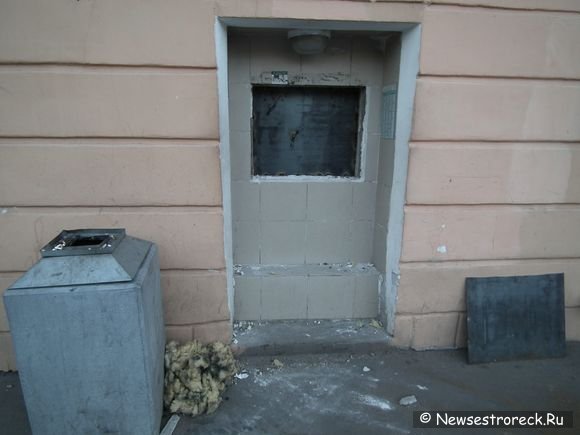 В Сестрорецке на ул.Володарского демонтировали банкомат